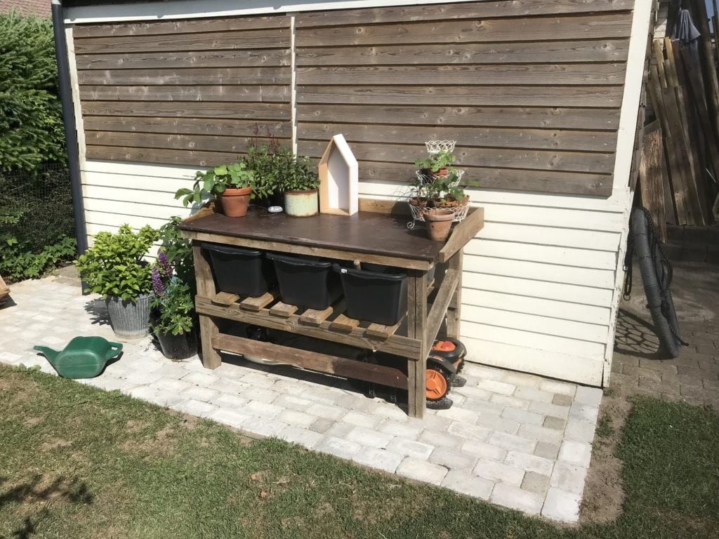 mancave.dk gardening planter table